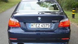 BMW Seria 5 E60 Sedan 530i 272KM - galeria redakcyjna - widok z tyłu