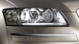 Audi A8 2007 - prawy przedni reflektor - włączony