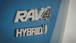 Hybrydowa Toyota RAV4 wjeżdża do Polski