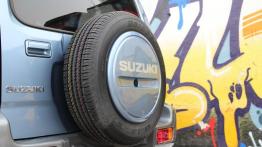 Suzuki Jimny Standard Facelifting 1.3 VVT 4WD 85KM - galeria redakcyjna - tył - inne ujęcie