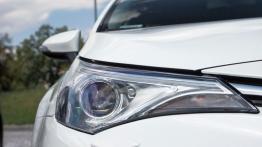 Toyota Avensis III Sedan Facelifting - galeria redakcyjna - prawy przedni reflektor - wyłączony