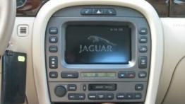 Jaguar X-Type 3.0 V6 231KM - galeria redakcyjna - konsola środkowa