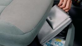 Nissan Almera Tino - szuflada pod fotelem przednim