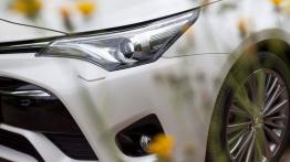 Toyota Avensis III Sedan Facelifting - galeria redakcyjna - lewy przedni reflektor - wyłączony