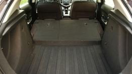Chevrolet Cruze Hatchback 5d 1.8 16V DOHC 141KM - galeria redakcyjna - tylna kanapa złożona, widok z