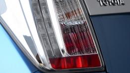 Toyota Prius IV Plug-In Hybrid - galeria redakcyjna - lewy tylny reflektor - wyłączony