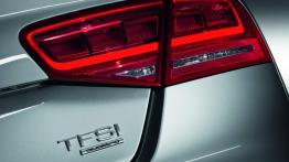 Audi A8 D4 Long - prawy tylny reflektor - wyłączony