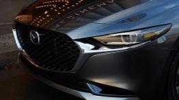Mazda 3 (2019) - lewy przedni reflektor - w??czony