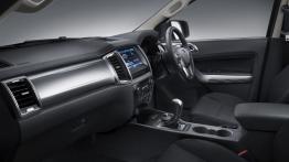 Ford Ranger V Facelifting (2015) - widok ogólny wnętrza z przodu