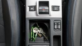 Subaru Levorg 1.6 GT 170 KM (2016) - galeria redakcyjna - tunel środkowy między fotelami
