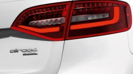 Audi A4 Allroad Facelifting - prawy tylny reflektor - włączony