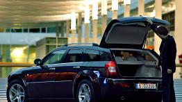 Chrysler 300C Touring - tył - bagażnik otwarty