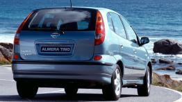 Nissan Almera Tino - widok z tyłu