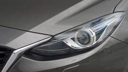 Mazda 3 III Sedan 2.0 120KM - galeria redakcyjna - lewy przedni reflektor - wyłączony