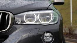 BMW X6 F16 xDrive30d 258KM - galeria redakcyjna - lewy przedni reflektor - włączony