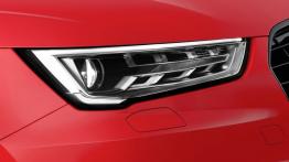Audi A1 TFSI Facelifting R-Line (2015) - prawy przedni reflektor - włączony