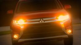 Mitsubishi Outlander III Facelifting (2016) - wersja amerykańska - przód - reflektory włączone