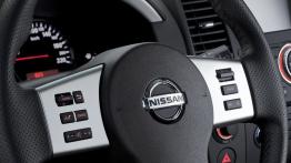 Nissan Navara Double Cab - sterowanie w kierownicy