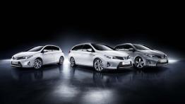 Toyota Auris II Hybrid Touring Sports (2013) - przód - reflektory włączone