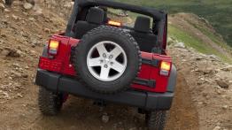 Jeep Wrangler 2011 - wersja 5-drzwiowa - tył - reflektory włączone