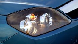 Opel Tigra Twintop - prawy przedni reflektor - włączony