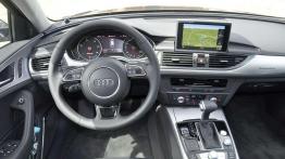 Audi A6 Allroad - turysta w garniturze