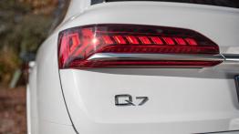 Audi Q7 facelifting ? pierwsza jazda - lewy tylny reflektor - w³±czony