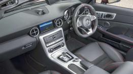 Mercedes-AMG SLC 43 (2016) - widok ogólny wnętrza z przodu