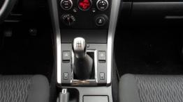 Suzuki Grand Vitara II SUV 5d Facelifting 2012 2.4 VVT 169KM - galeria redakcyjna - konsola środkowa