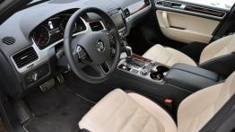 Volkswagen Touareg II SUV 4.2 V8 TDI 340KM - galeria redakcyjna - pełny panel przedni