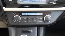 Toyota Corolla XI Sedan 1.6 Valvematic 132KM - galeria redakcyjna - panel sterowania wentylacją i na