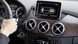Mercedes klasy B Electric Drive (2014) - wersja europejska - ekran systemu multimedialnego