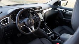 Nissan Qashqai Tekna 1.7 dCi 150 KM 4WD Xtronic - galeria redakcyjna - widok ogólny wn?trza z przodu