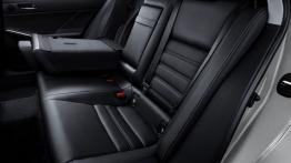 Lexus IS 350 (2014) - tylna kanapa złożona, widok z boku