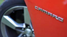 Chevrolet Camaro V Coupe 6.2L V8 405KM - galeria redakcyjna - emblemat boczny