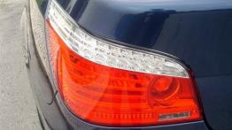 BMW Seria 5 E60 Sedan 530i 272KM - galeria redakcyjna - lewy tylny reflektor - włączony