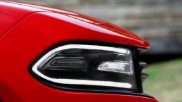Dodge Charger Facelifting (2015) - prawy przedni reflektor - włączony