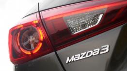 Mazda 3 III Sedan 2.0 120KM - galeria redakcyjna - lewy tylny reflektor - włączony