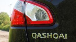 Nissan Qashqai Crossover 1.6 dCi DPF 130KM - galeria redakcyjna - lewy tylny reflektor - włączony