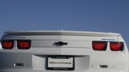 Chevrolet Camaro Cabrio Hennessey - tył - reflektory włączone