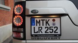 Land Rover Discovery IV - galeria redakcyjna - lewy tylny reflektor - włączony