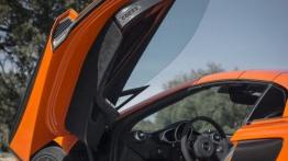 McLaren 650S Spider (2014) - widok ogólny wnętrza z przodu