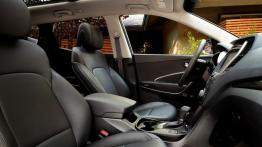 Hyundai Santa Fe Sport 2015 - widok ogólny wnętrza z przodu