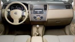 Nissan Tiida Sedan - pełny panel przedni