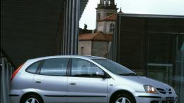 Nissan Almera Tino - prawy bok