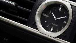 Lexus RC F (2015) - zegarek na desce rozdzielczej
