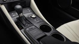 Lexus RC F (2015) - tunel środkowy między fotelami