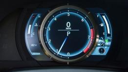 Lexus RC F (2015) - obrotomierz