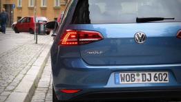 Volkswagen e-Golf 115KM - galeria redakcyjna - lewy tylny reflektor - włączony