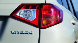 Suzuki Vitara 2015 Standard - prawy tylny reflektor - wyłączony